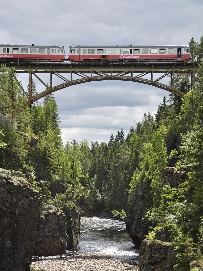 train-4703167_1280.jpg