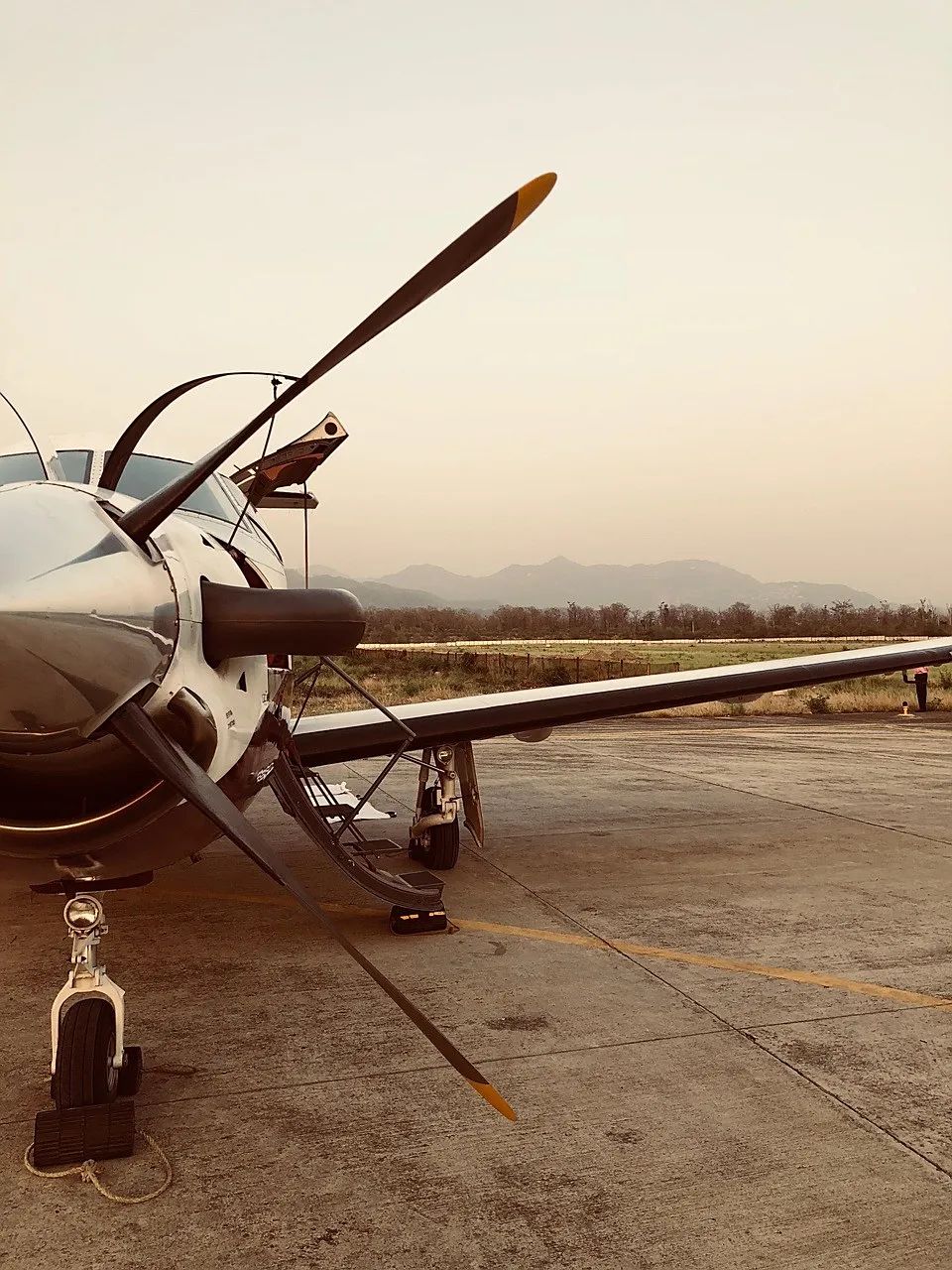 airplane-4362075_1280.jpg