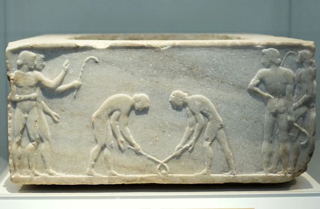 运动员进行类曲棍球游戏的浮雕，凯拉米克斯遗址出土，公元前510年，现藏于雅典国家考古博物馆.jpg