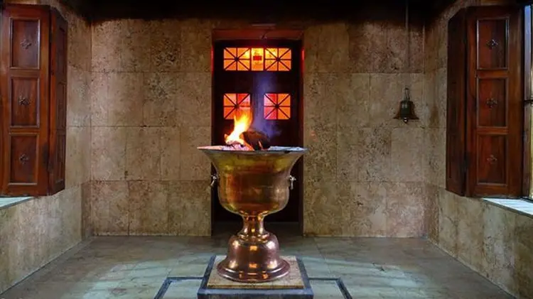 8e44361f-a6a3-4257-a803-fcb4f24c893c-sacred-fire-alive-for-1550-years-at-iranian-zoroastrian-temple.jpg